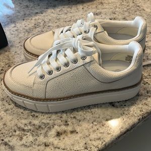 Vince Camuto Rezelli Lace up sneakers size 6